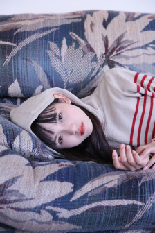 女子裙子沾满不明液体